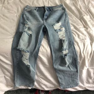 ripped jeans/ caprees